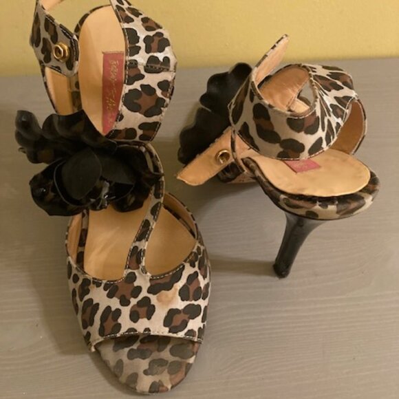 Betsey Johnson Leopard print T strap heels with black patent rose accent, 9.5 - Picture 2 of 4